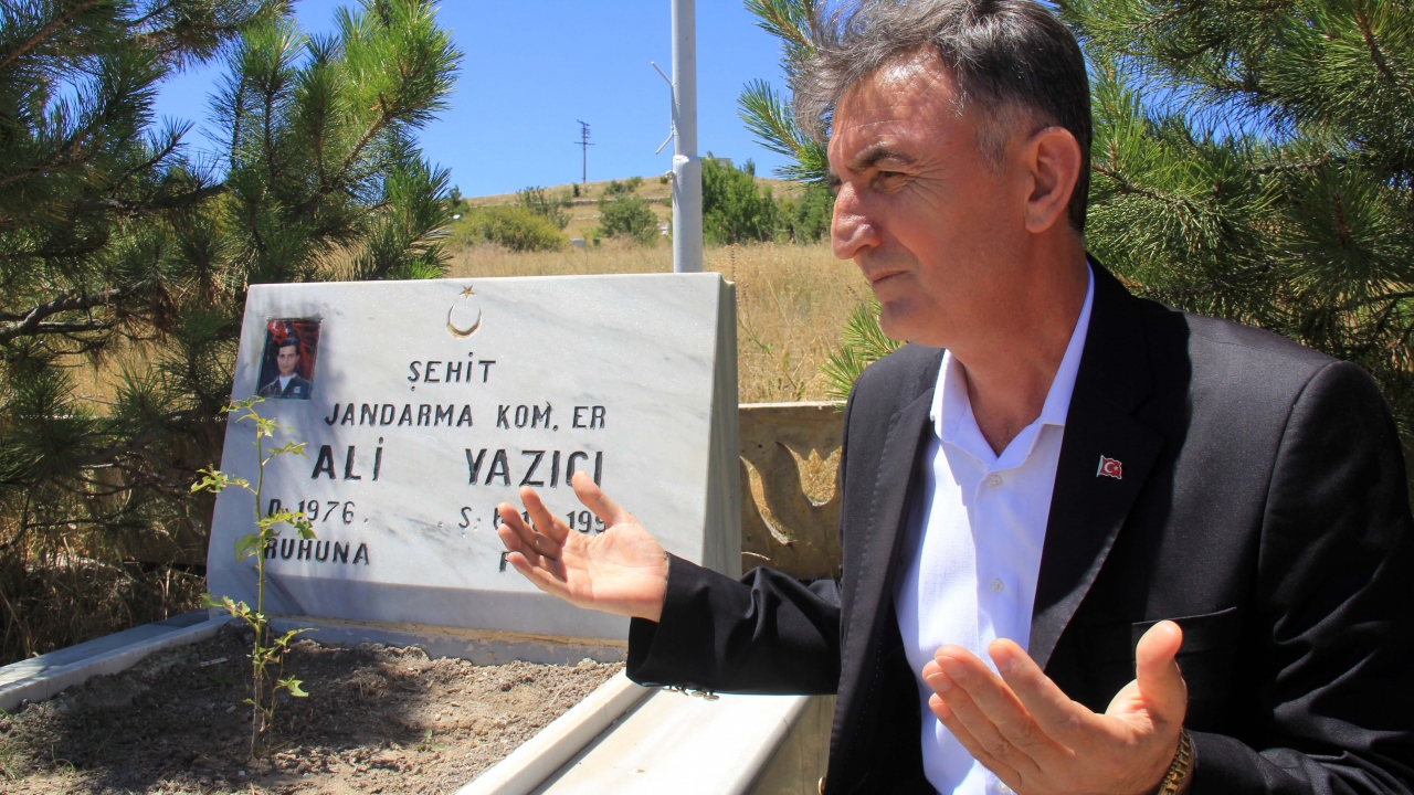 Hafik Kaymakam Vekili Meral de şehidin kardeşine ve silah arkadaşlarına başsağlığı dileyerek, "Şerefli mertebeye ulaşan şehidimizi ziyaretiniz bizleri de onurlandırdı. Allah devletimizi ve ordumuzu daim etsin, her zaman güçlü kılsın" ifadelerini kullandı.