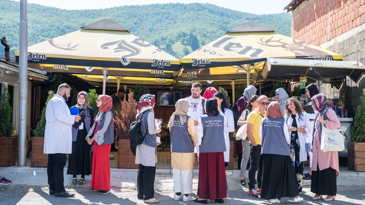 Öğrenciler, 22-29 Temmuz`u kapsayan programda, başkent Podgorica`nın yanı sıra ülkenin kuzeyinde bulunan Bijelo Polje, Rozaje ve Plav şehirlerini ziyaret etti.