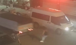 Kamyonetin arkasına takılan patenli genç kızın düşme anı kamerada