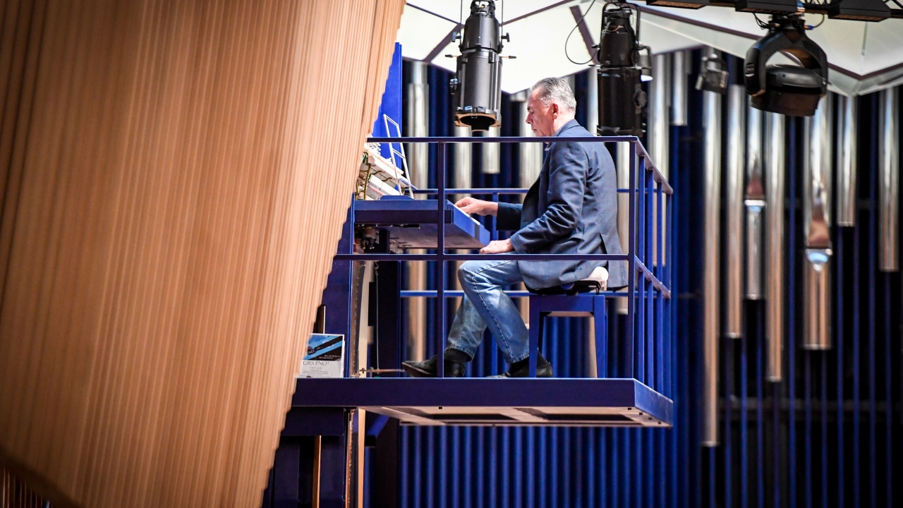 Dikey konser piyanosunun bazı telleri 5 metreyi buluyor. Piyanoyu çalmak isteyenler dik bir merdivenle balkona çıkıyor.