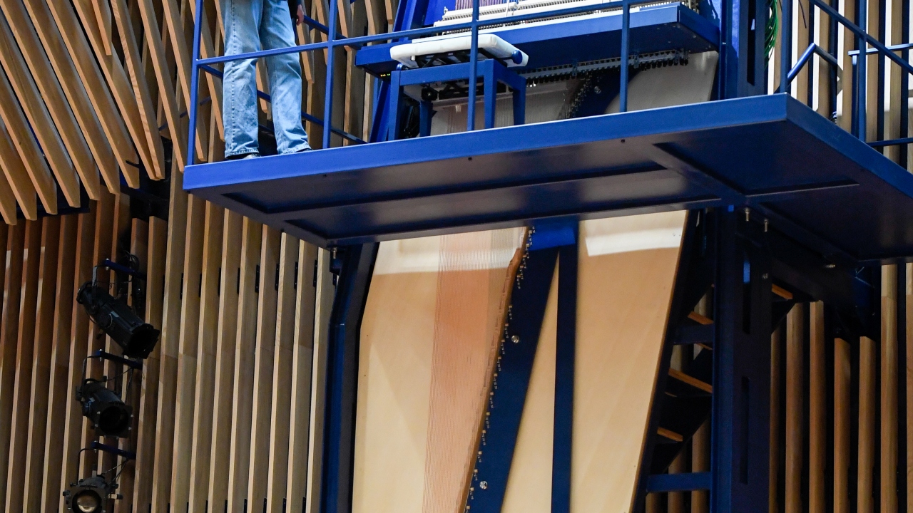 1985 yılında ilk dikey piyanosunu hazırlayan Klavins, daha önce de Guinness Rekorlar Kitabı`na giren bir piyano yaptı.