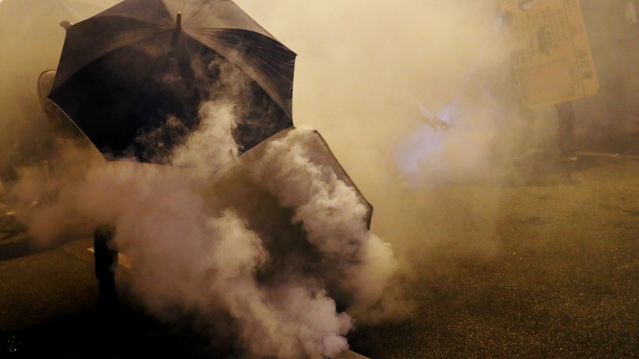 Hong Kong`da polis, geçen hafta sonu göstericilerin maskeli kişiler tarafından saldırıya uğradığı Yuan Long bölgesinde dün yürüyüş düzenleyenlere göz yaşartıcı gazla müdahale etmişti.