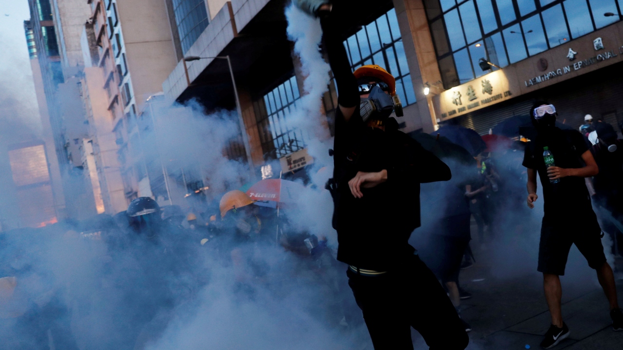 Geçen hafta sonu Yuan Long metro istasyonunda yüzleri maskeli, beyaz kıyafetli onlarca kişi, ellerinde sopalarla göstericileri ve yolcuları darbetmiş, 45 kişinin yaralandığı olaya polisin geç müdahale etmesi tepkiyle karşılanmıştı.