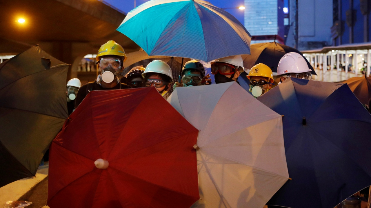 Polisin bugün sadece gösterilerin Chater Garden parkında yapılmasına izin vermesi üzerine protestocular iki gruba ayrılarak alışveriş bölgesi olan Causeway Bay ve Çin`in bölgedeki irtibat ofisine doğru yürüdü.