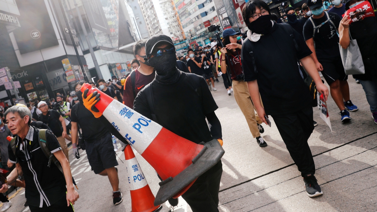 Tasarı, politik suçları kapsam dışında tutuyor ancak 7,4 milyon nüfuslu Hong Kong`da halkın büyük bölümü, insanların Çin`in yargı sistemi altında keyfi gözaltılar, adil olmayan yargı süreçleri ve hatta işkenceye maruz kalacağı kaygısı taşıyor.