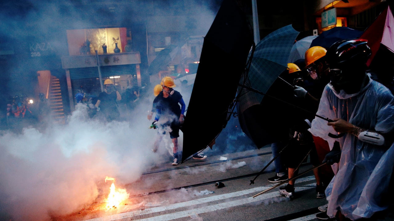 Muhalifler yasanın çıkması halinde bunun, Çin`in Hong Kong`daki siyasi muhalifleri hedef almasıyla sonuçlanacağından endişe ediyor. 