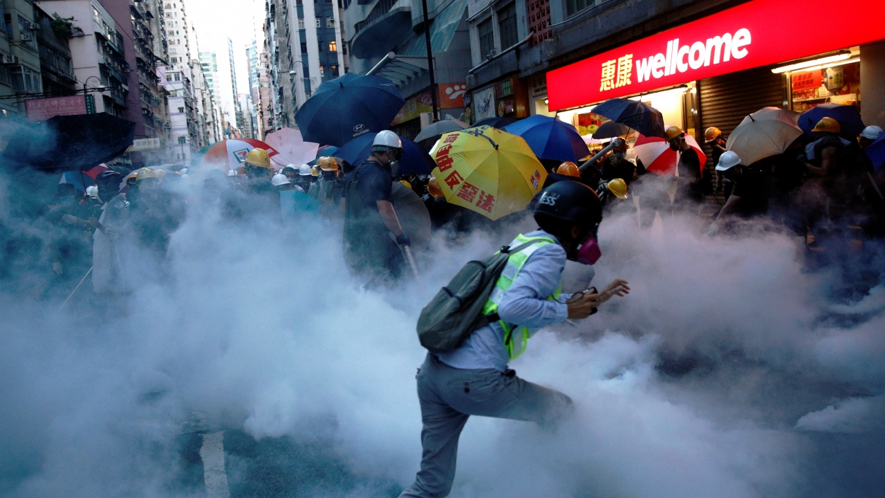 İmzalanan ortak deklarasyon çerçevesinde Hong Kong`a, 2047`ye kadar Çin`e sadece dış politika ve savunma gibi alanlarda bağlı kalarak "tek ülke, iki sistem" politikasıyla idari bağımsızlığını ve yapısını koruma hakkı tanınmıştı.