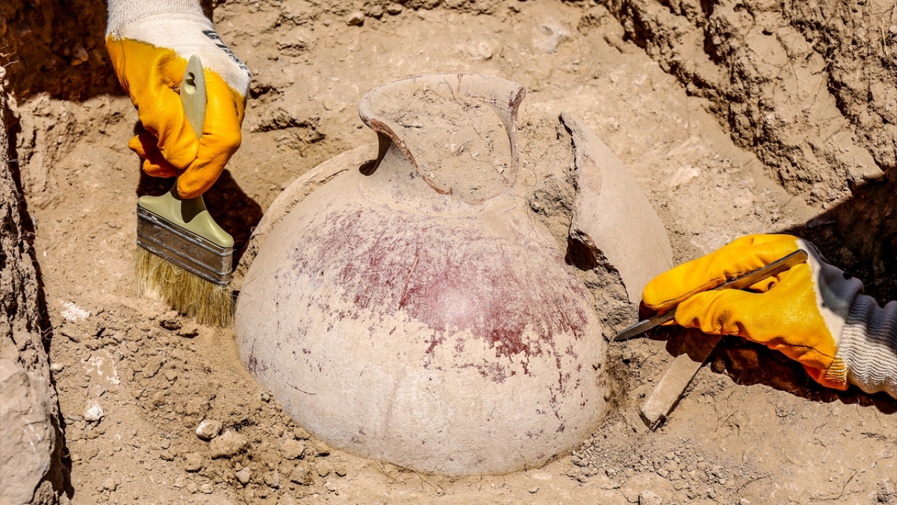 Çavuşoğlu, yaptığı açıklamada, definecilerin hedefi haline gelen nekropolde arkeolojik verilerin kaybolmaması için iki yıl önce kazılara başladıklarını söyledi.