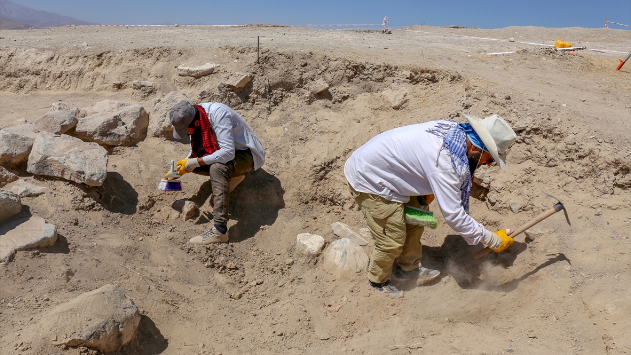 Urartuların ölü gömme adetleriyle ilgili sağlıklı verilere ulaşabilmek için bu yıl da kazılara başladıklarını anlatan Çavuşoğlu, nekropolde daha önce Urartulara ait iki tür ölü gömme geleneğiyle karşılaştıklarını anlattı.