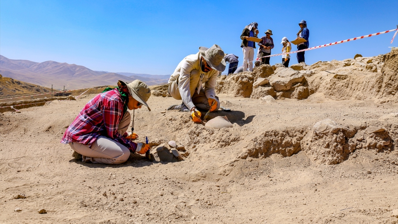 Çavuşoğlu, buldukları alanda Urartuların ölü gömme adetleri hakkında yeni bilgilere ulaşarak arkeoloji tarihine katkı sunmak istediklerini belirtti. 