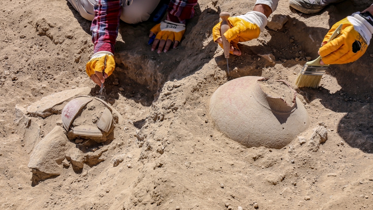 Kazı ekibinde yer alan antropolog Doç. Dr. Hakan Yılmaz da yeni ortaya çıkarılan alanda Urartuların yönetici sınıfın mezarlarının bulunduğunu tespit ettiklerini belirtti. 
