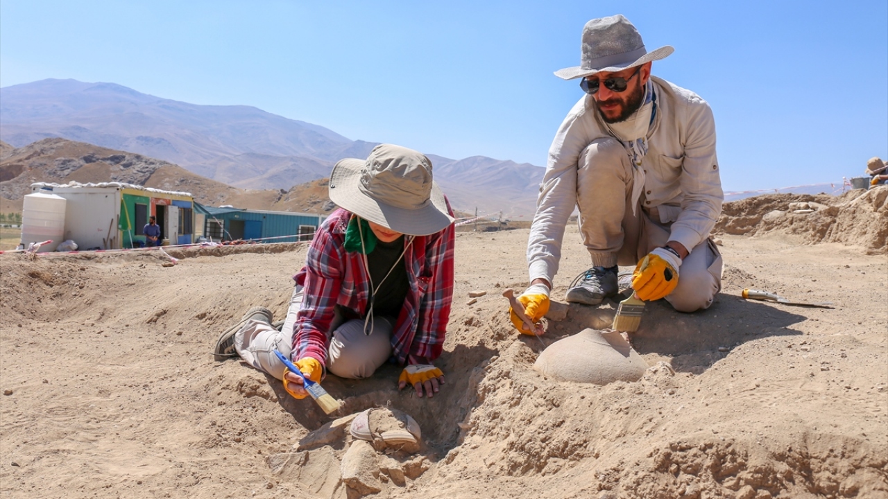 Bu alanda milyon yıllık taşların kullanıldığını kaydeden Yılmaz, "Bunlar, süngerleşmiş taşlar. İlk kez böyle bir durumla karşılaşıyoruz. Çok özel bir yer. Urartu yönetici sınıfın gömüldüğü bir alan. Çok önemli bilgiler ortaya çıkacak." diye konuştu.
