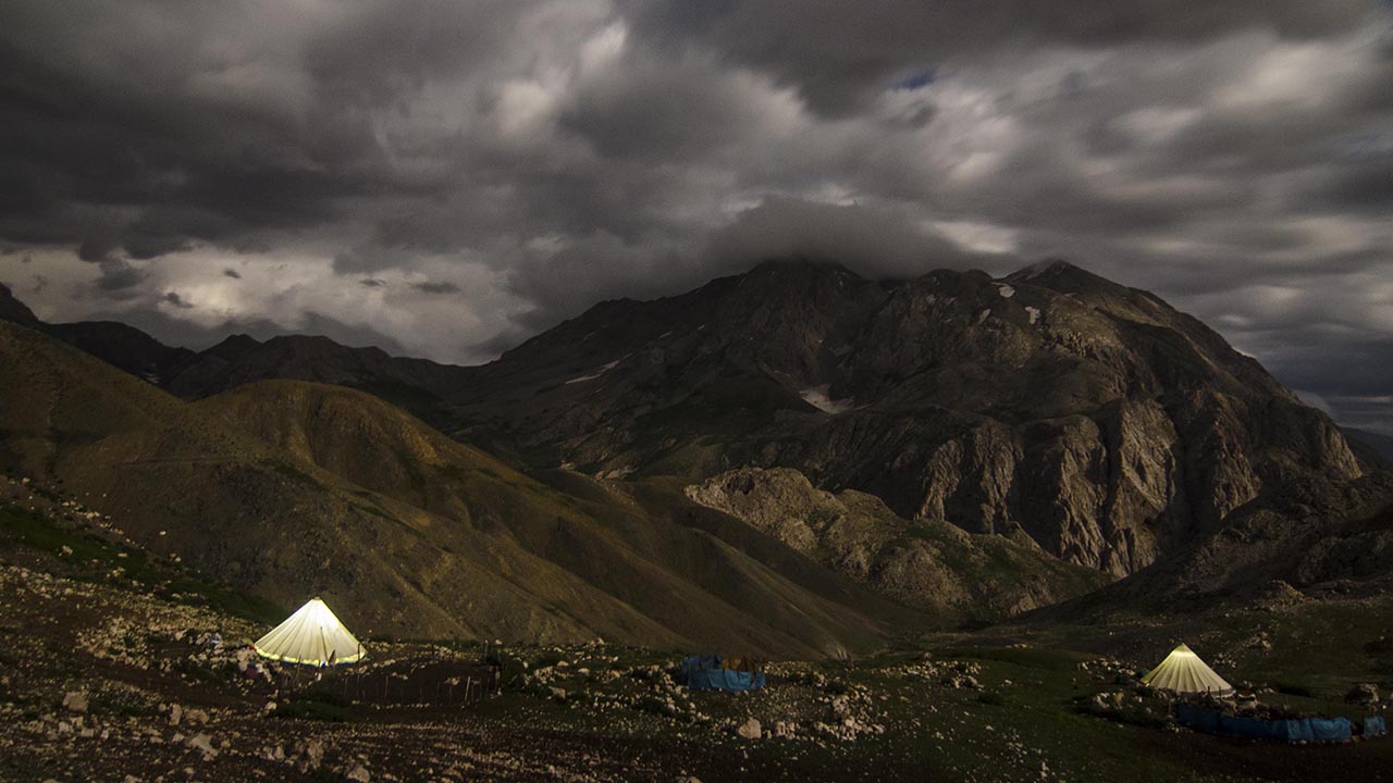 Doğu ve Güneydoğu Anadolu bölgelerinde havaların ısınmasıyla Tunceli`deki yaylalara çıkan göçerler, zorlu yaşam koşullarıyla mücadele ediyor.