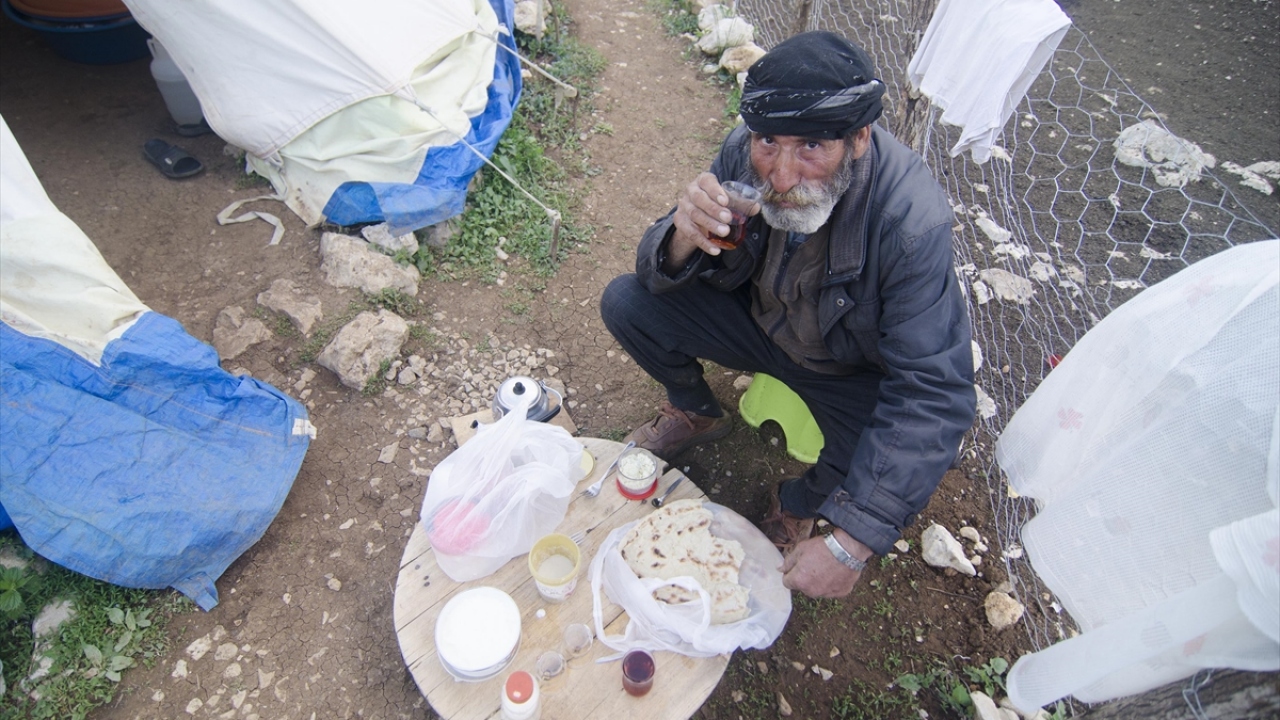 Havaların iyice soğumaya başladığı ekim ayıyla yaylalardan inip evlerine doğru dönüş yolculuğuna geçen göçerler, kış mevsimini köylerinde geçiriyor. 