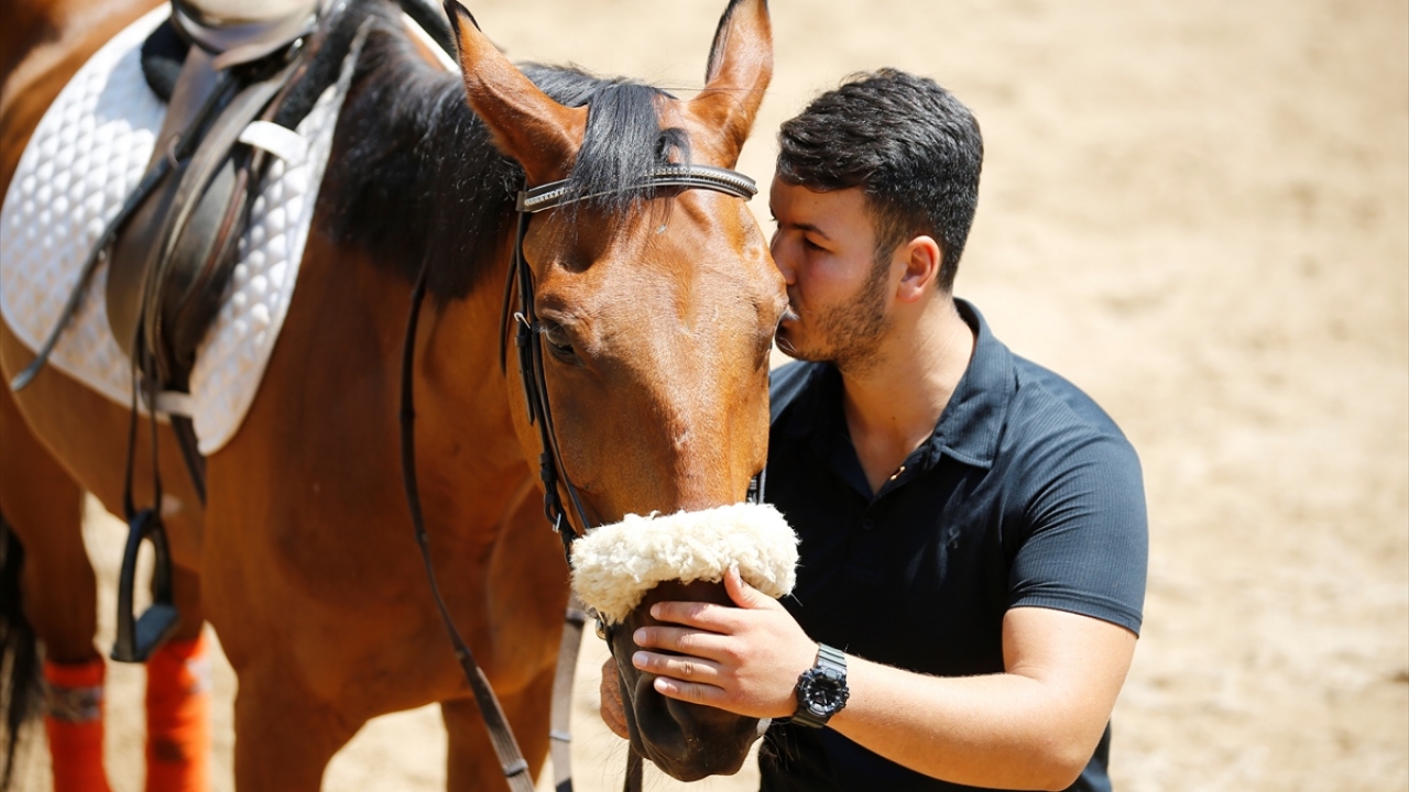 "Vezir" ismindeki yarış atının bakımını 5 yıldır  özenle yapan Emre Kolakoğlu, atla dostluk kurduklarını, sıkıntılarını onun sayesinde unuttuğunu ifade etti.