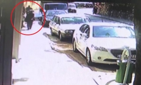 Kaldırımda yürüyen kadının üstüne cam düştü