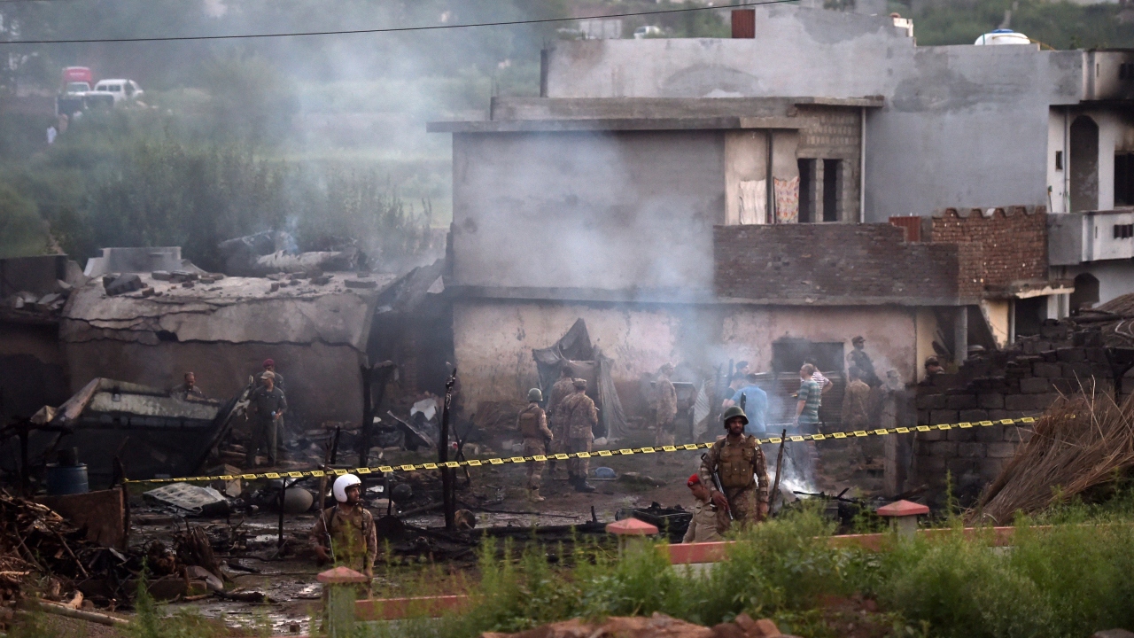 Pakistan`ın Rawalpindi kentinde eğitim uçuşu yapan askeri uçak, yerleşim bölgesine düştü.