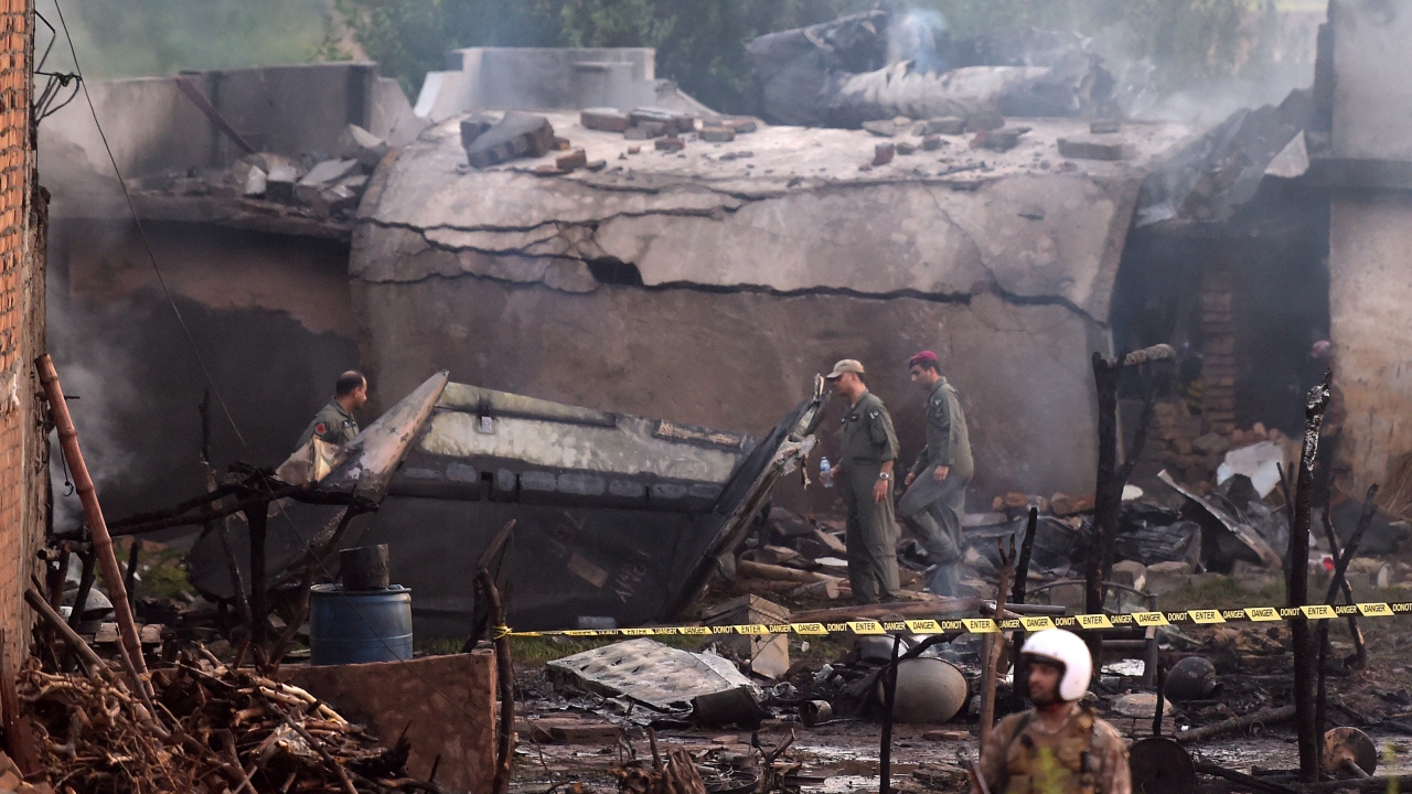Kazada 5`i asker, 12`si sivil 17 kişi hayatını kaybetti. 