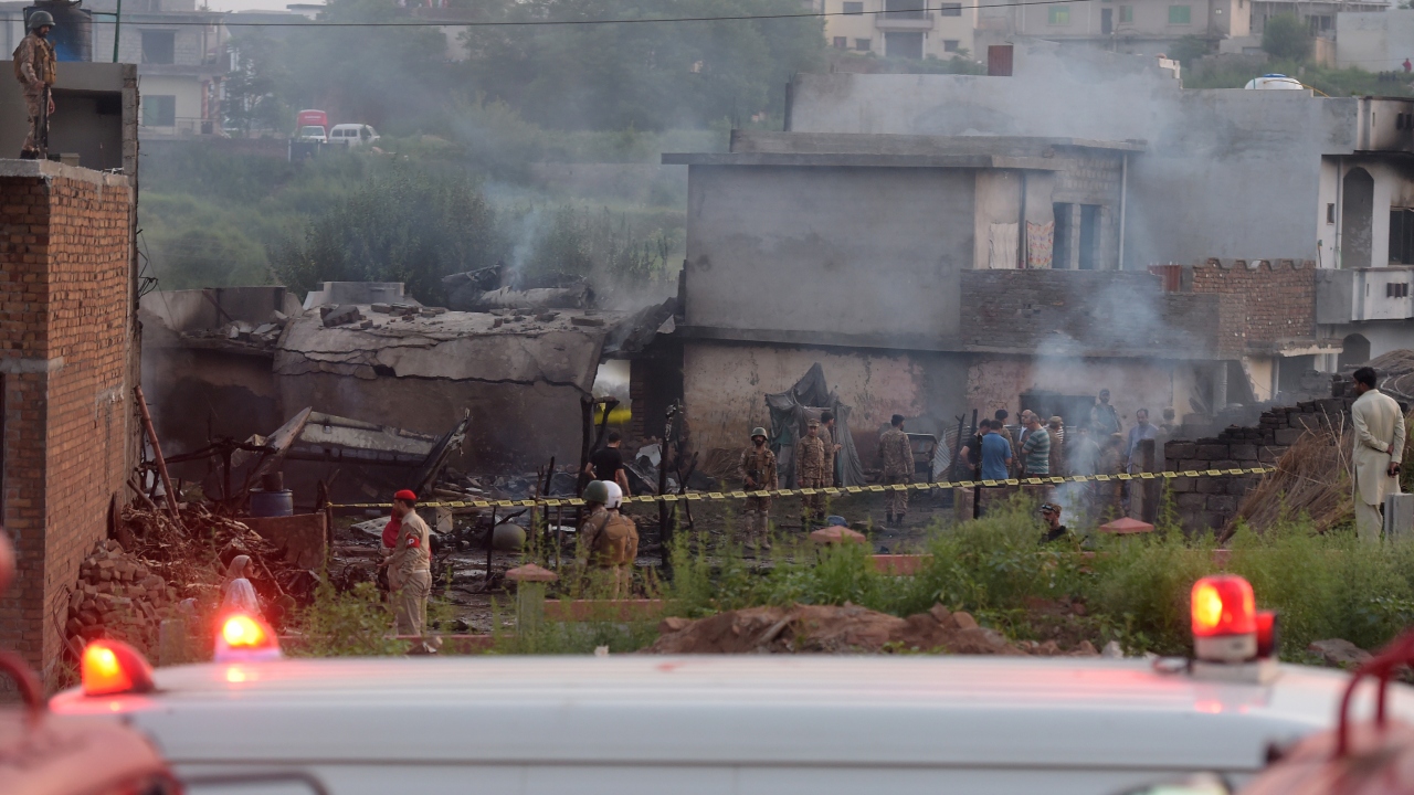Hayatını kaybedenlerin ve yaralıların yakınları olay yerine akın etti.