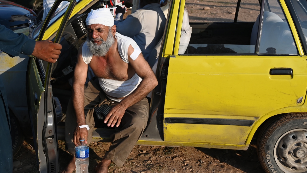 Pakistan ordusu askerleri, olay yerinde güvenlik önlemleri aldı.