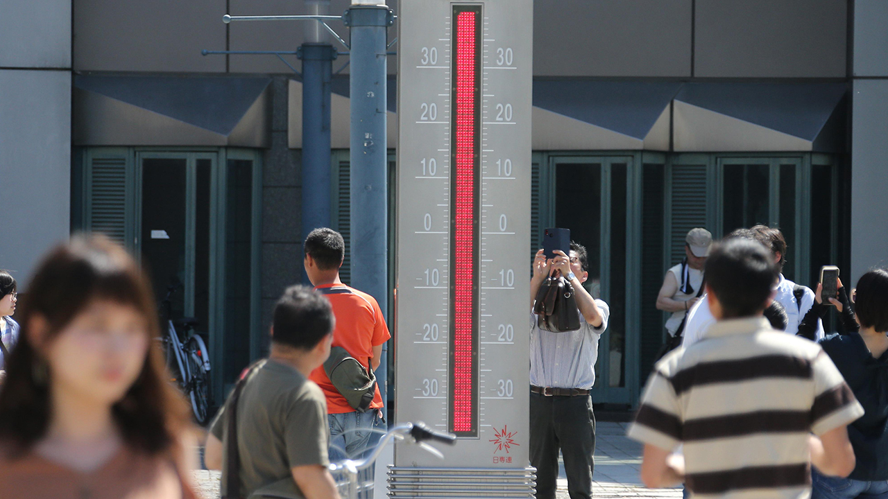 Kyodo ajansının Yangın ve Afet Yönetimi Ajansına dayandırdığı haberinde, ülke genelinde etkili olan yüksek sıcaklıklar nedeniyle geçen hafta 11 kişinin hayatını kaybettiği belirtildi.