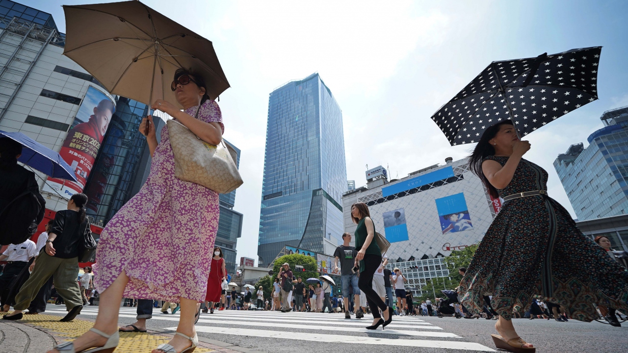 Haberde, yağmur sezonunun sona ermesiyle havaların hızla ısındığı ve aşırı sıcaklıklara bağlı olarak 5 bin 664 kişinin de sıcak çarpması şikayetiyle hastanelere başvurduğu, bunlardan 119`unun en az 3 hafta hastanede kalması gerektiği kaydedildi.