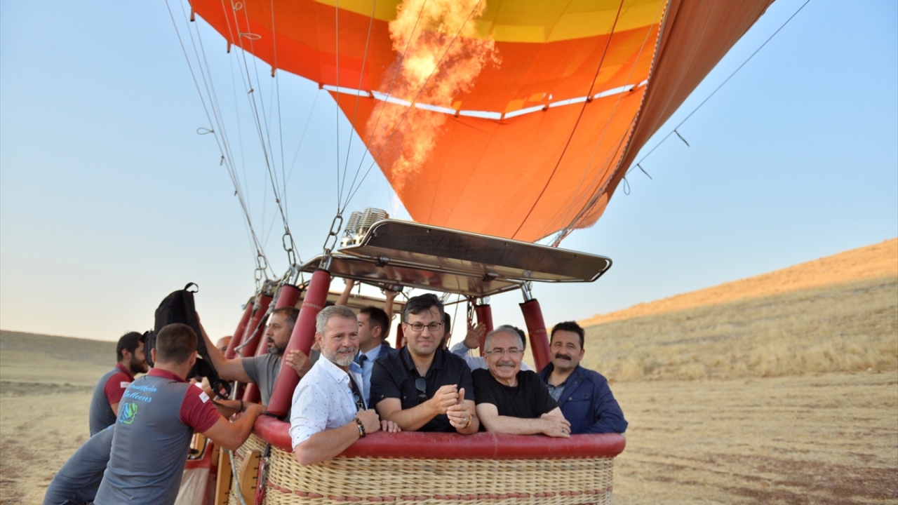 Uçuşun ardından açıklama yapan Vali Yaman, bugün serbest uçuşları başlattıklarını ve ilk uçuşta yer aldıklarını söyledi.