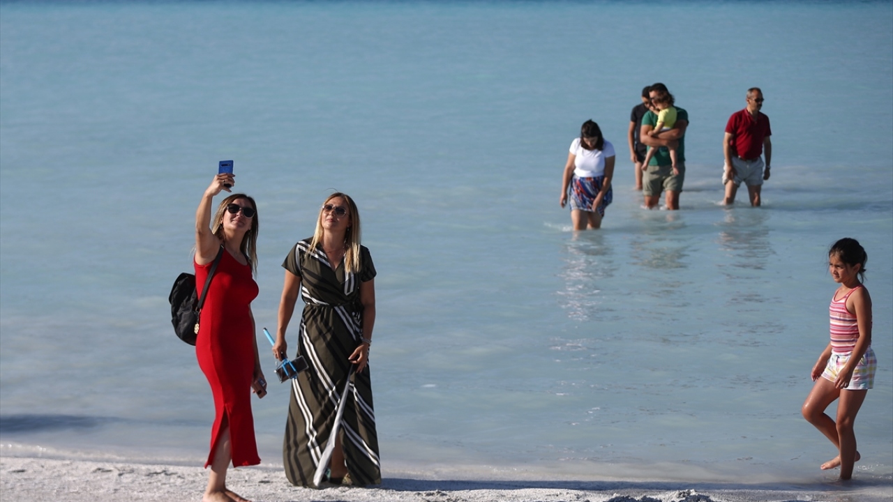 Fotoğraf tutkunları da gölün beyaz adalar, tabiat parkı ve Kayadibi bölgelerinde en güzel anları kaydetmeye çalışıyor.