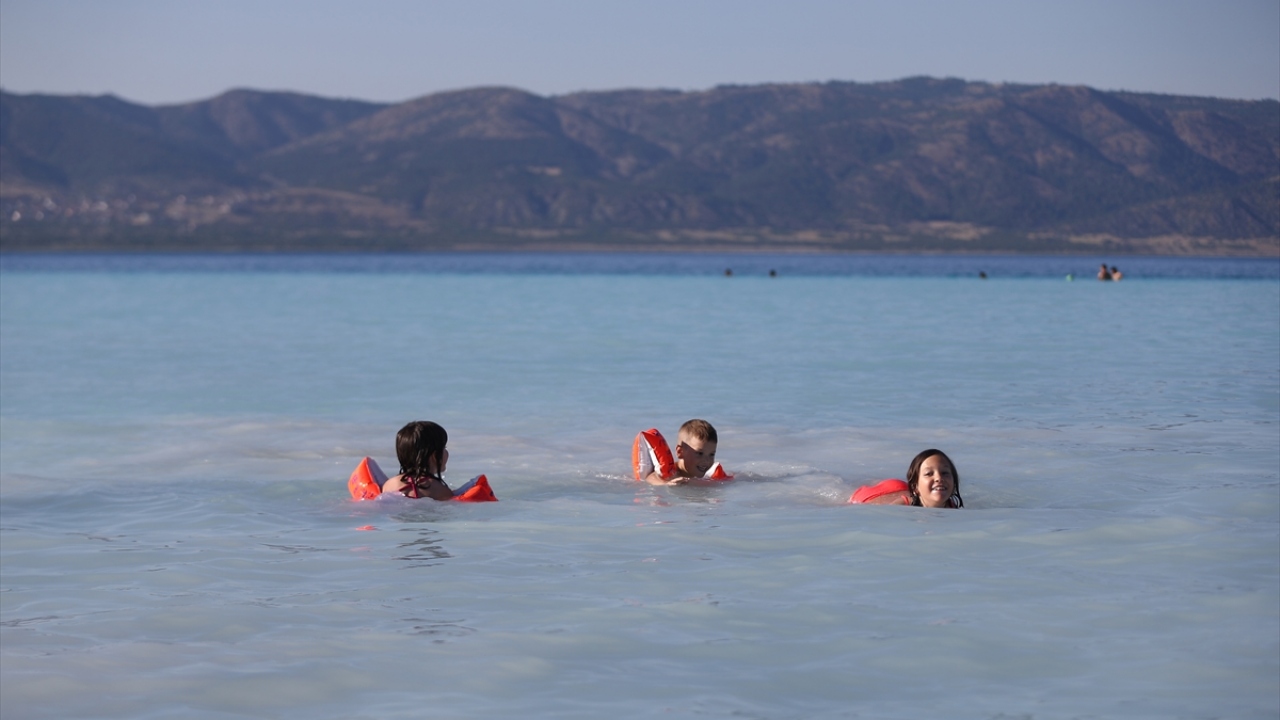 Gölde yeşili, maviyi ve beyazı bir arada görmenin mümkün olduğunu belirten Kamil, gölün doğal güzellikleriyle ilgi gördüğünü anlattı.