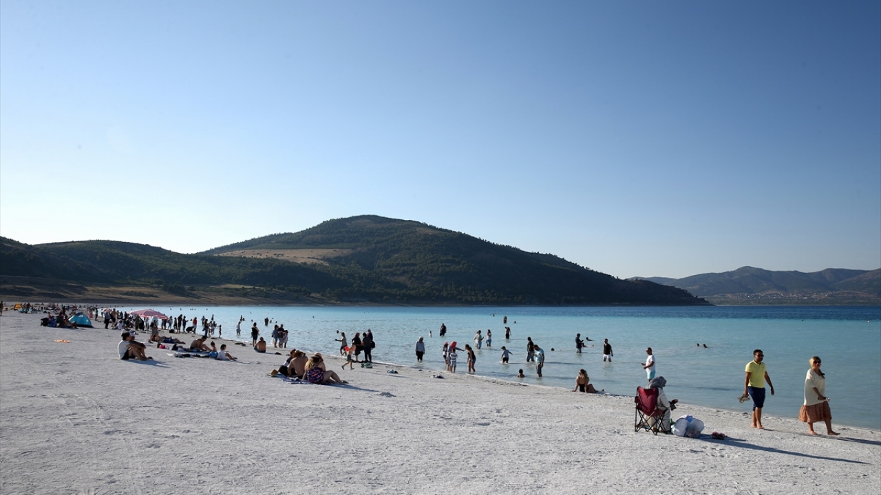 Kamil, Salda Gölü ve çevresinin Özel Çevre Koruma Bölgesi kararıyla korunduğunu da hatırlattı.