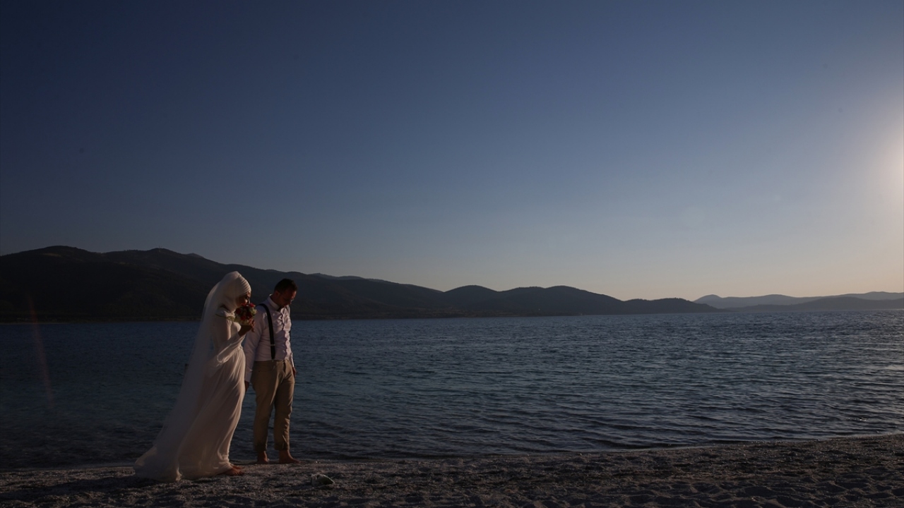 Gelin Elif Tetik Saylık da "Türkiye`nin Maldivleri"nde, gün batımında düğün fotoğrafı çektirmenin muhteşem bir duygu olduğunu dile getirdi.