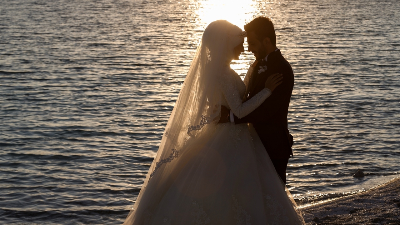 Daha önce de Salda Gölü`ne geldiğini aktaran Saylık, "Bu kez de eşimle en mutlu günümüzde düğünden önceki hatıralarımızın Salda Gölü`nde olmasını istedik. Gün batımında Salda Gölü`nün kıyısında yürümek ve bu anların fotoğrafları çok güzel." dedi.