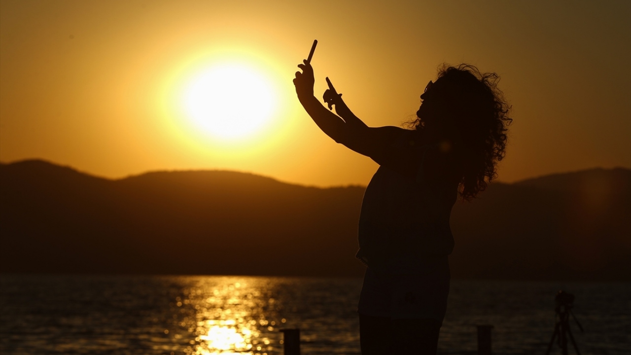 Almanya`da yaşayan Yasemin Ongun da Salda`ya 2`inci kez geldiğini, burayı çok beğendiğini belirterek, "Maldivler`i Türkiye`de yaşıyoruz. Herkese tavsiye ederim, mutlaka gelip görsünler. Gün batımına da kalıp izleyeceğiz." diye konuştu.