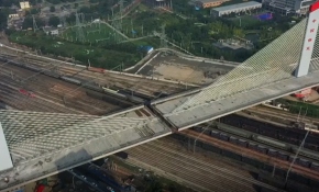 Dünyanın en ağır askılı köprüsü 60 dakikada birleştirildi