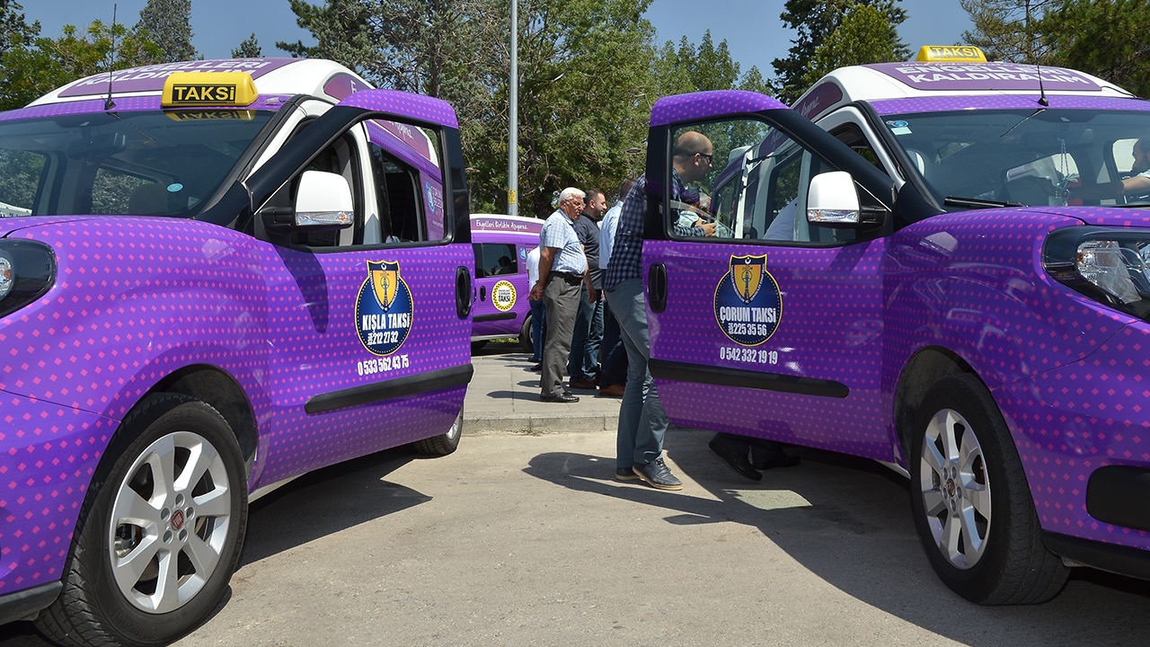 4 mor taksinin hizmet vermeye başlaması nedeniyle 15 Temmuz Hürriyet Meydanı`nda tanıtım töreni yapıldı.