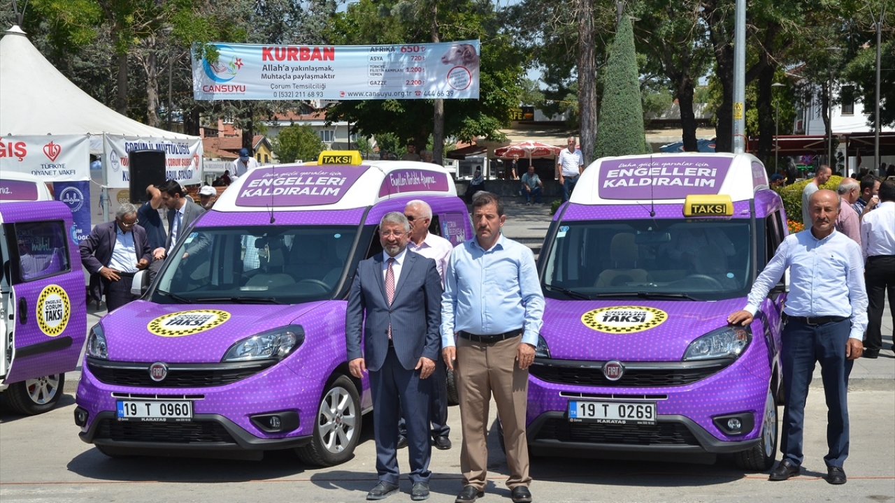 Aşgın, mor taksi uygulamasına katılan taksicilere günün anısına Saat Kulesi maketi hediye etti. 