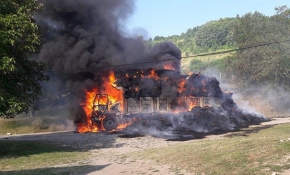 Saman yüklü kamyon küle döndü