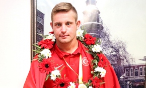 Down sendromlu sporcu  gülle atma dalında dünya rekoru kırdı