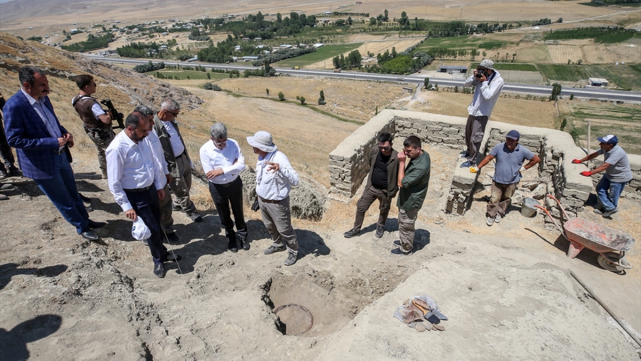 Kazı ekibi tarafından kazılarda ortaya çıkarılan Urartularda aristokrat kesiminin gömüldüğü mezarlıkta dört farklı ölü gömme adetiyle karşılaşıldı.