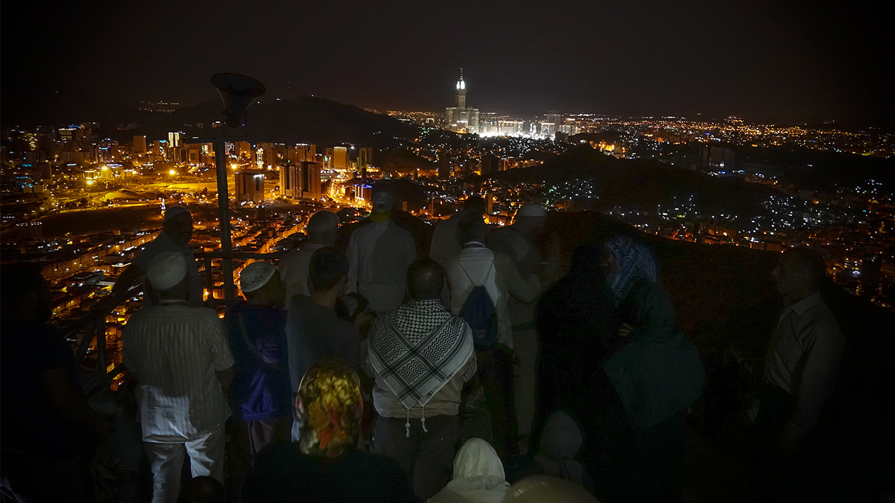 Aralarında Türk hacı adaylarının da bulunduğu Müslümanlar, Mekke`de İslam`ın doğuşuna tanıklık eden kutsal mekanları ziyaret ediyor.