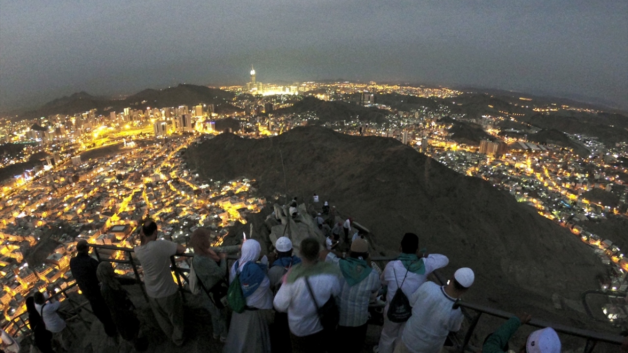 Hira Mağarası`nın yer aldığı alana varmanın coşkusunu yaşayan hacı adayları, gün aydınlanırken Mescid-i Haram ve Mekke`yi kuş bakışı izleme imkanı buluyor.