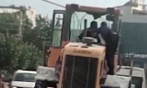 Maaşını alamayınca hem kepçeyi hem polis memurunu kaçırdı