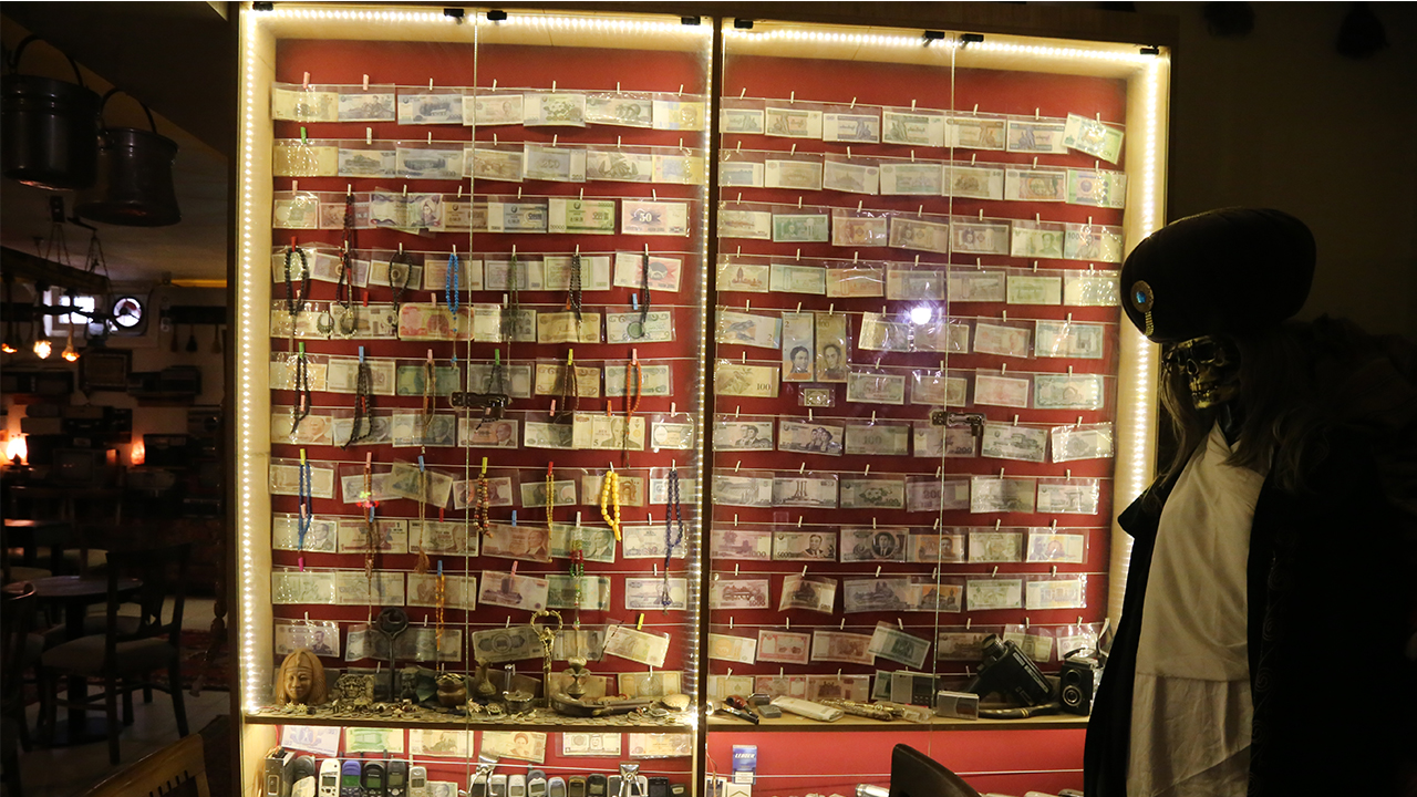 Gönülden bağlı olduğu anneannesinin vefatından derinden etkilenen ve anneannesine duyduğu özlemle ondan kalan eşyaları evinde toplayan Çelik, zamanla eski ve antika eşyalara ilgi duymaya başladı.