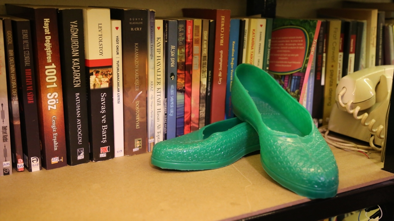 Bir dizide oyunculuk da yaparak elde ettiği kazancıyla antika eşyalar satın alan Çelik`in evinde topladığı koleksiyon 5 bin 200 parçaya ulaştı.