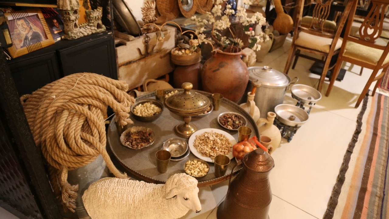 Eşinin "Ya ben ya da eşyaların" demesi üzerine hepsini depoya indiren Çelik, bir süre sonra antika eşyaları herkesin görmesi için bir kafe açmaya karar verdi.