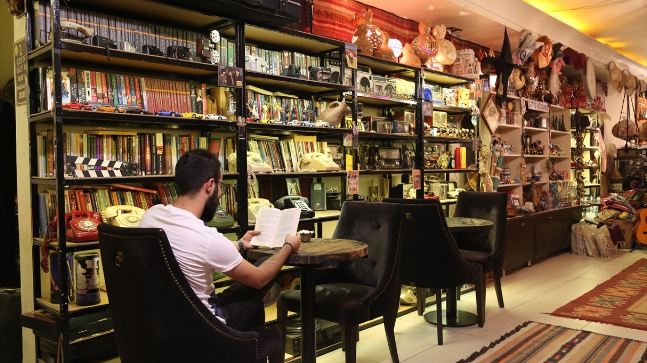 Çelik, yaptığı açıklamada, antikaya ilgisinin çok sevdiği vefat eden anneannesinden kalan eşyaları hatıra olarak saklamasıyla başladığını söyledi.