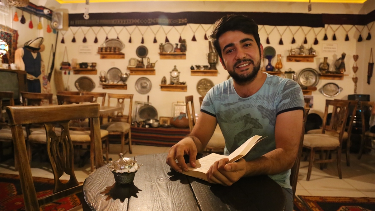 Kafenin müdavimlerinden Ahmet Tanse, antika eşyalar arasında zaman geçirmekten mutluluk duyduğunu ifade etti.