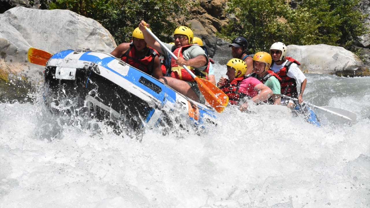 Antik ismi İndos olan 229 kilometre uzunluğa sahip Dalaman Çayı, Toroslar`ın batısındaki Göktepe ve Yaylacık dağlarından inen kolların birleşmesiyle büyüyüp dar ve derin bir vadi içinden akarak rafting sporu için vazgeçilmez bir ortam sunuyor.