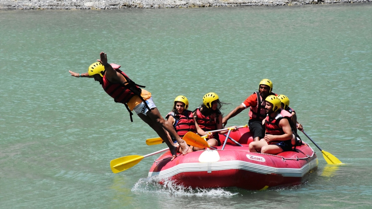 Akköprü Barajı`ndan geçtikten sonra minibüslerle dağların arasından parkura ulaşan maceraseverler, patika yollardan yürüyerek Dalaman Çayı`ndaki parkurun başlangıç noktasına ulaşıyor.