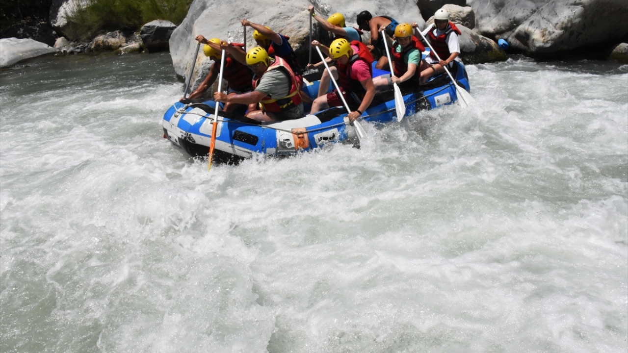 Parkur hakkında eğiticilerden brifing alan ziyaretçiler, daha sonra botlarla kürek çekerek heyecan dolu bir gün için kendilerini serin sulara bırakıyor.